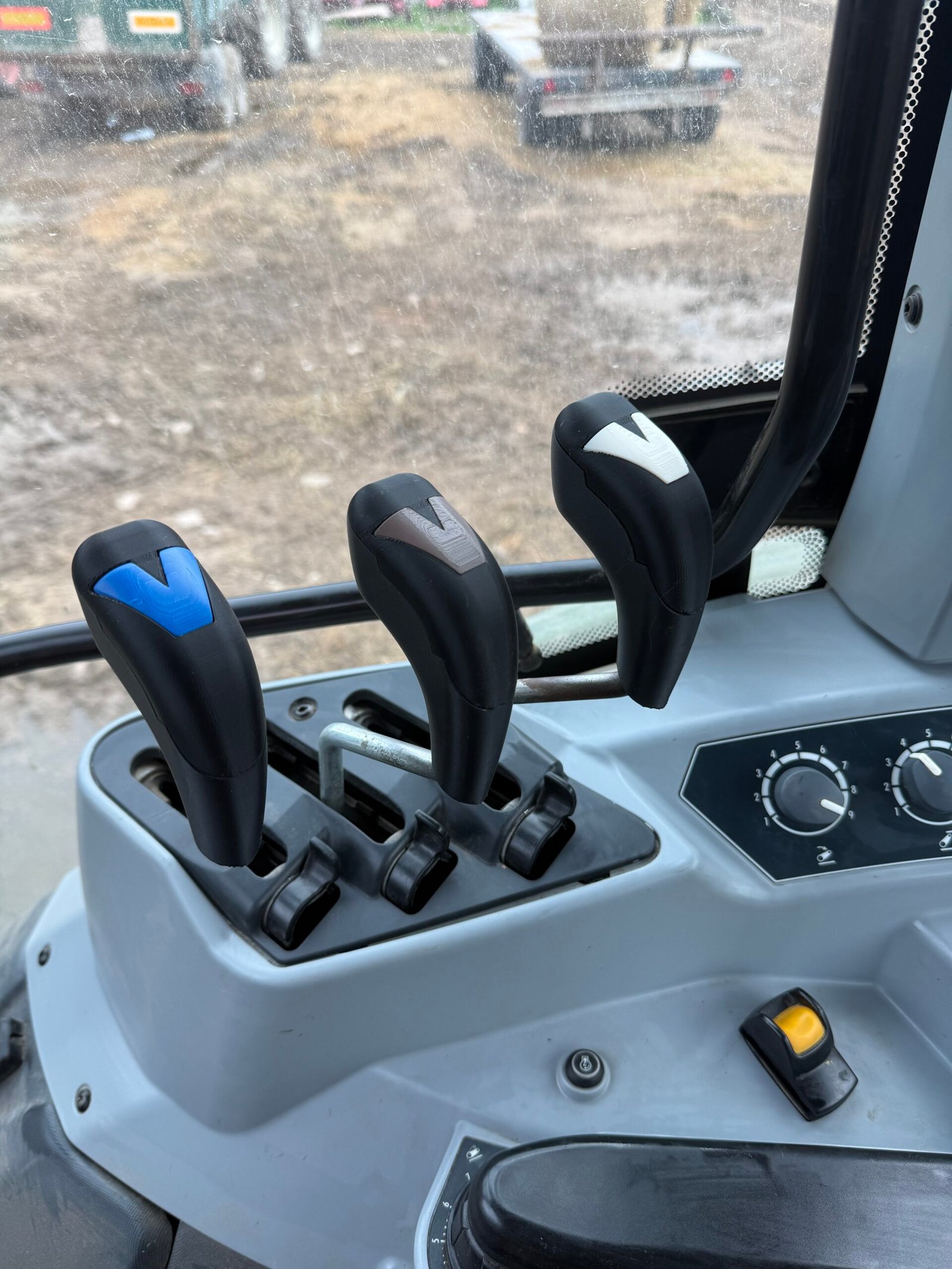 3D Printed Lever Handle Covers for Valtra Tractor Gen 4 & 5 Active - Image 4